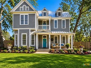 211 Lavaca St, Yoakum, TX 77995