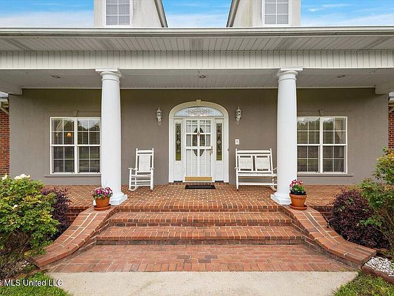 5th image of 136 McCullough Ln