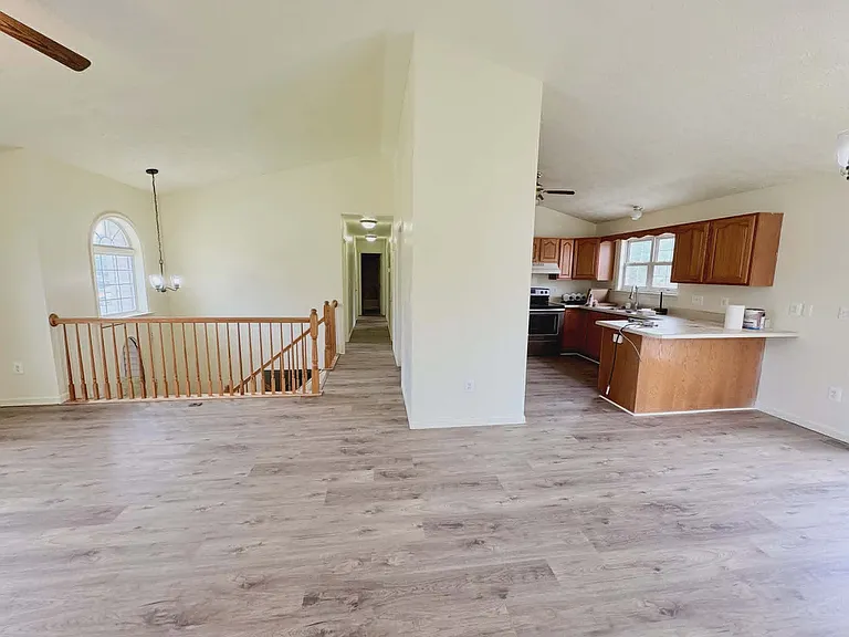 115 Churchill Dr — Photo 10