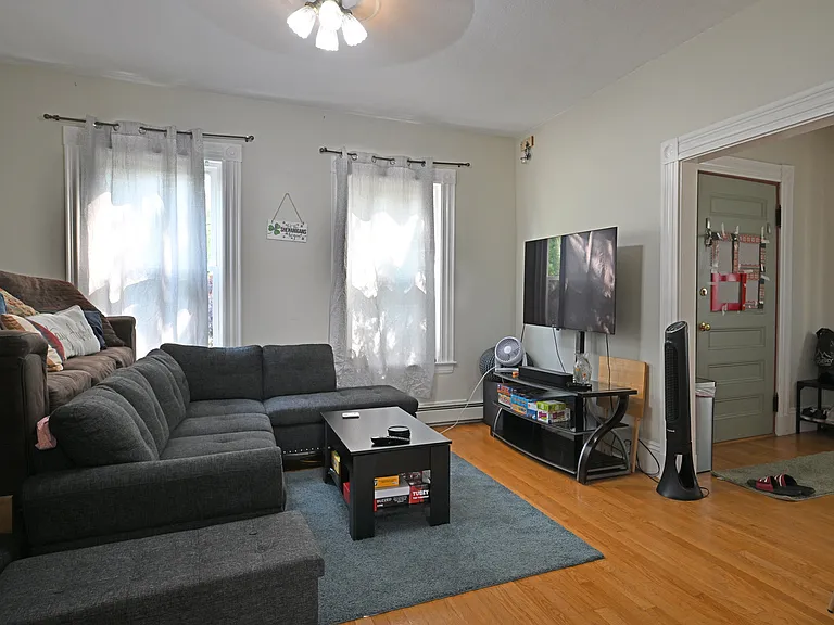 318 N Harvard St — Photo 4