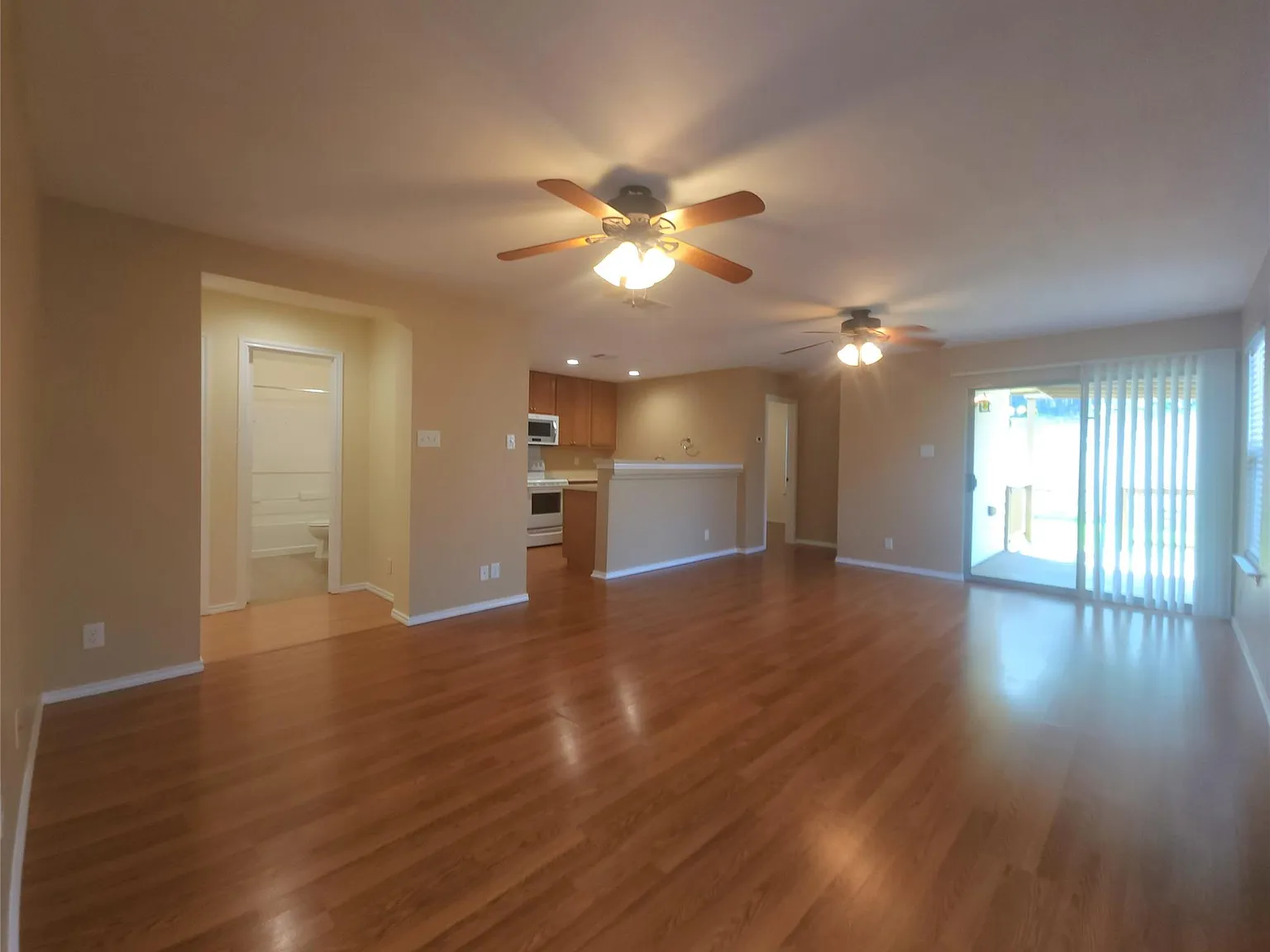 3 bed, 2.0 bath, 1252 sqft, $1,785 — Photo 2