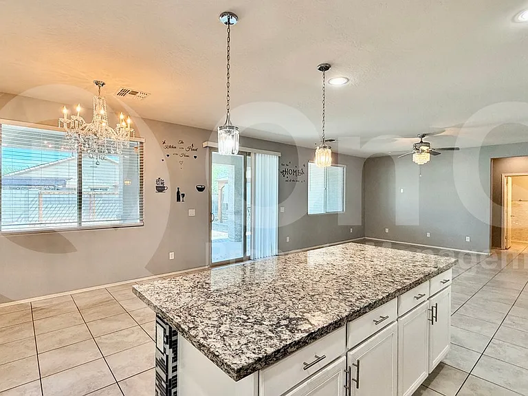 10204 W Lawrence Ln — Photo 9