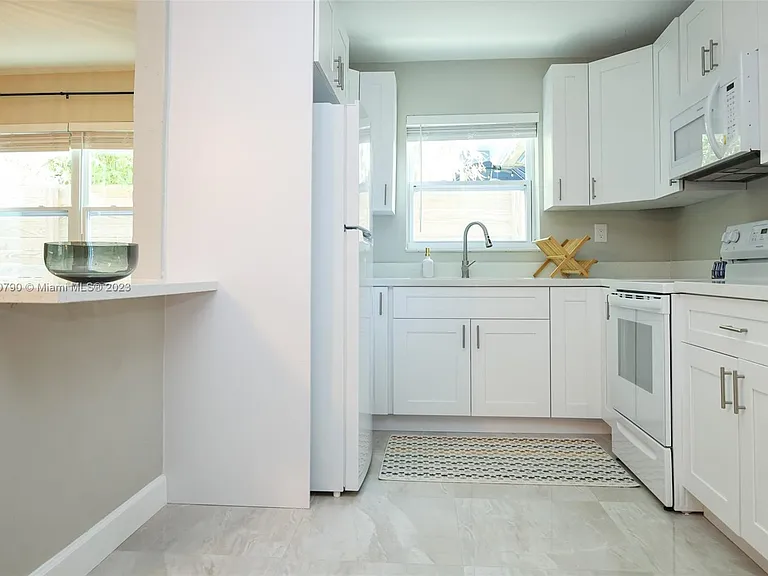 2761 SW 33rd Ave #2 — Photo 11