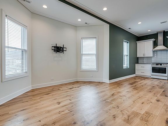 3rd image of 2624 N Lincoln Ave #3B