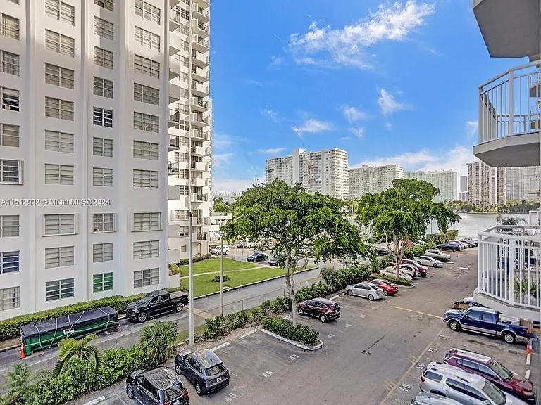 18051 Biscayne Blvd #304 — Photo 31