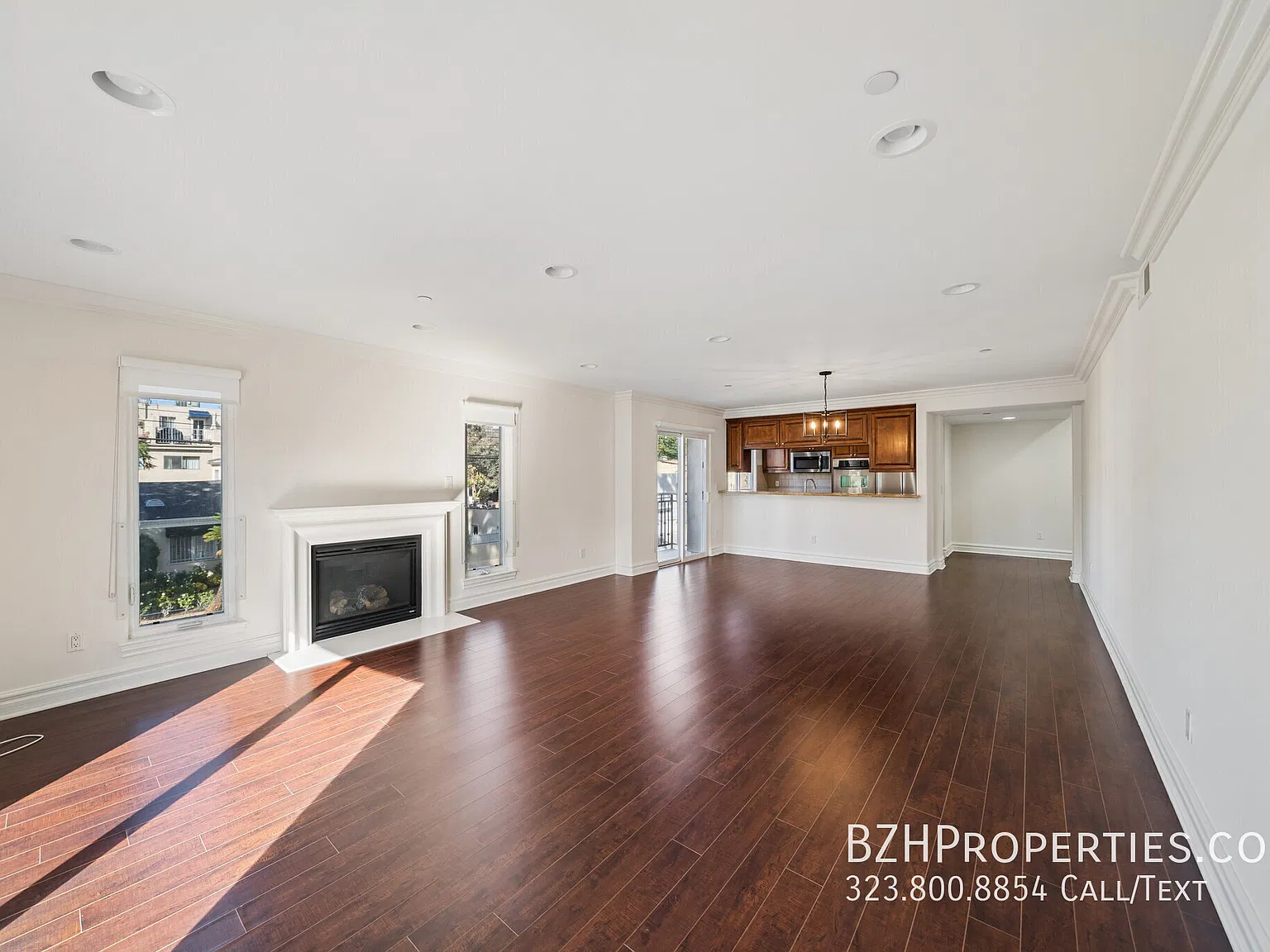 2 Bed + 2.5 Bath in Pico-Robertson with In-Unit Laundry & Tandem Parking — Photo 2