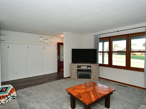 5th image of 27 Elmwood Ct