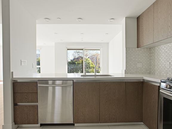 4th image of 909 S Le Doux Rd APT 301