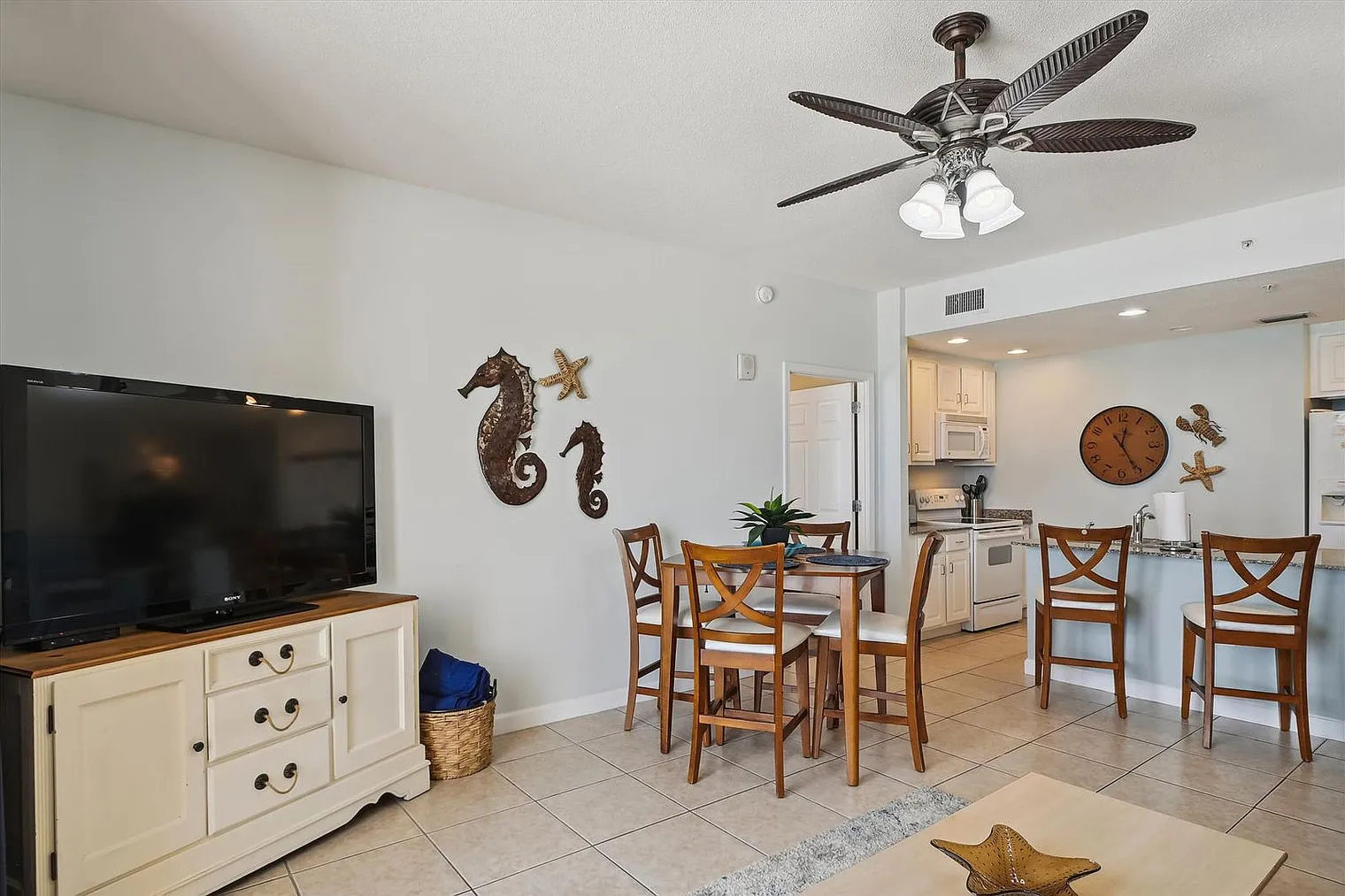 2 bed, 2.0 bath, 1076 sqft, $3,712 — Photo 3