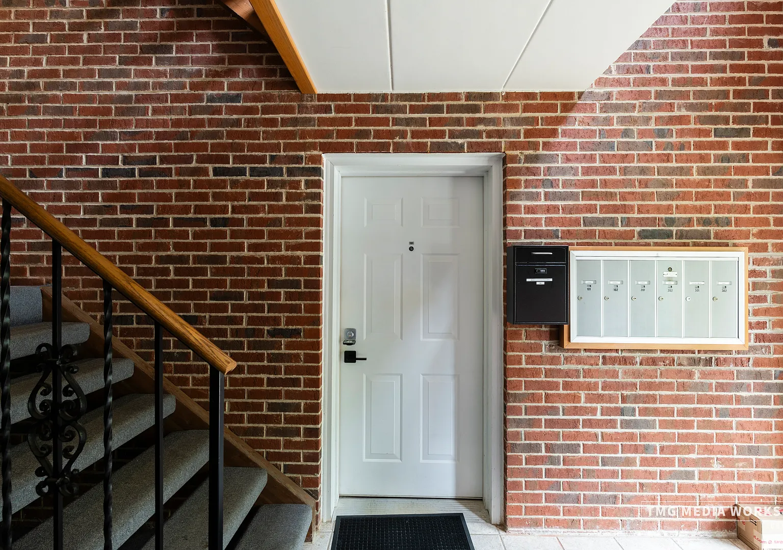 2 bed, 1210 sqft, $2,300 — Photo 3