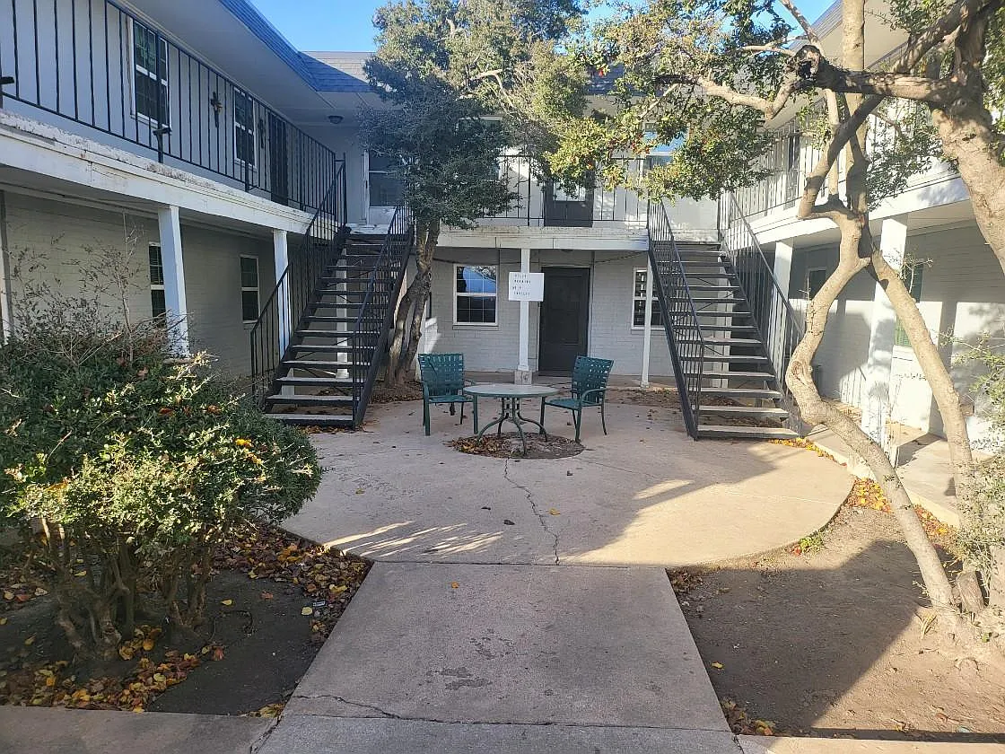 2 bed, $1,100 — Photo 3