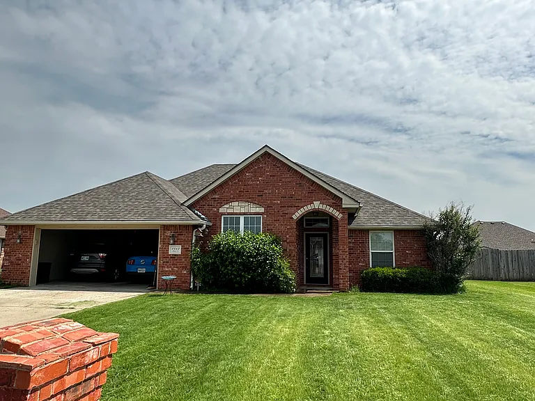 1112 Alma Dr — Photo 1