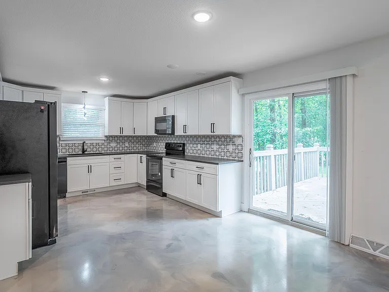 2301 Grant Ln — Photo 10