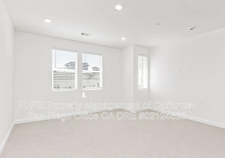 390 Baker St — Photo 8