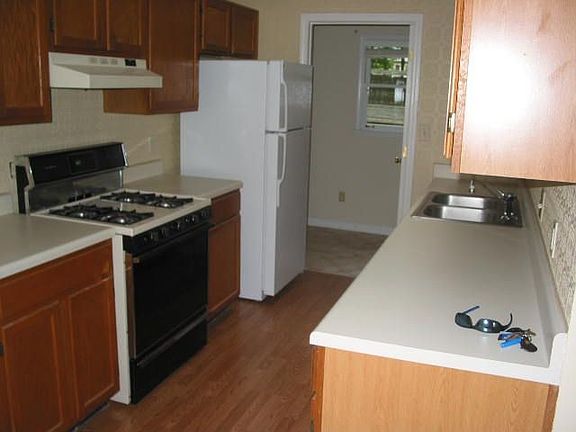 2nd image of 818 Bedford Park