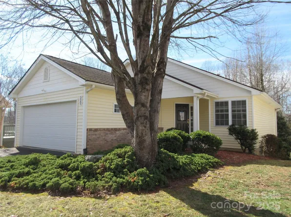 322 Creeks End Cir, Mills River, NC 28759