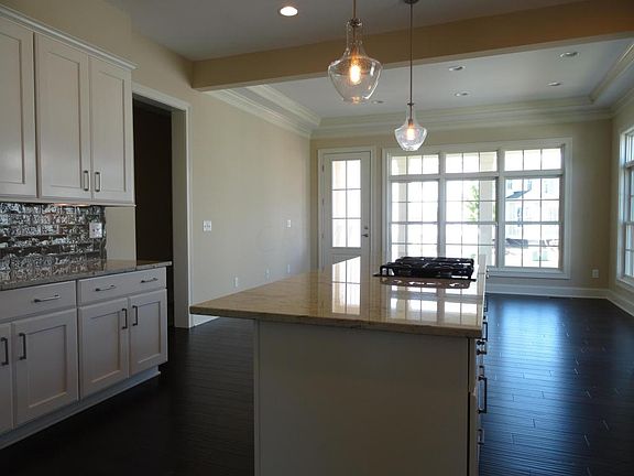 5th image of 165 Keswick Dr