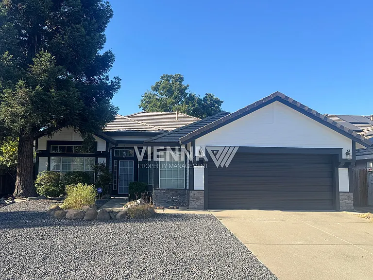2736 Genesee Dr — Photo 1