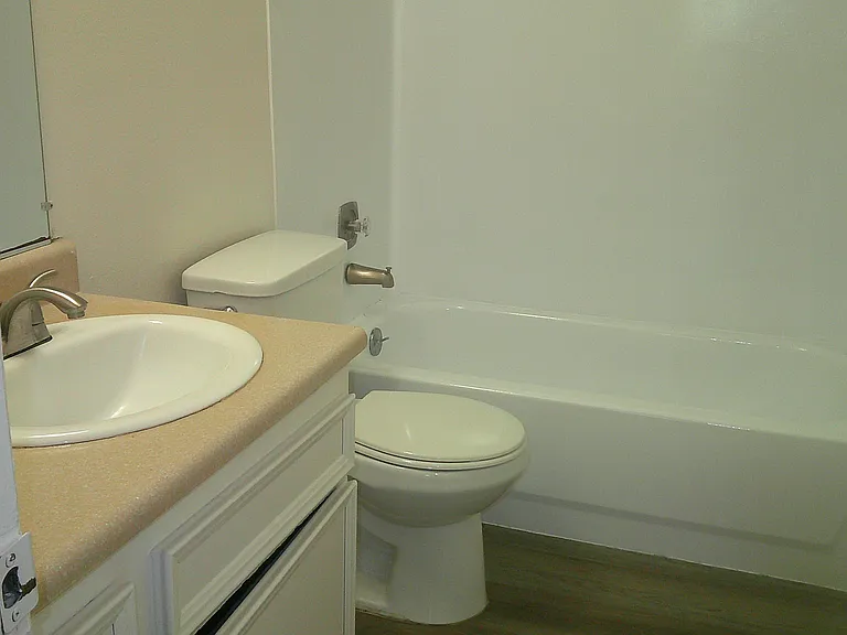 Lindsay Apartments — Photo 15