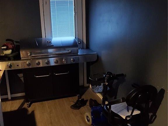4th image of 270 Sunset Dr