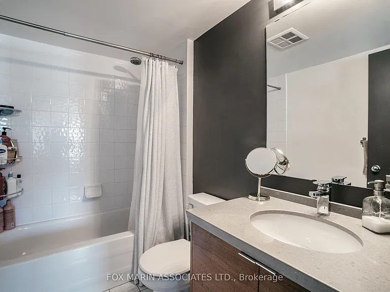 954 King St W #517 — Photo 15
