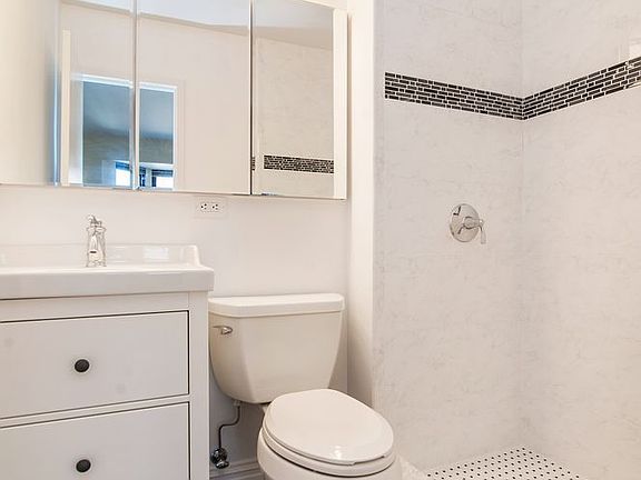 5th image of 104 W 70th St APT 6G