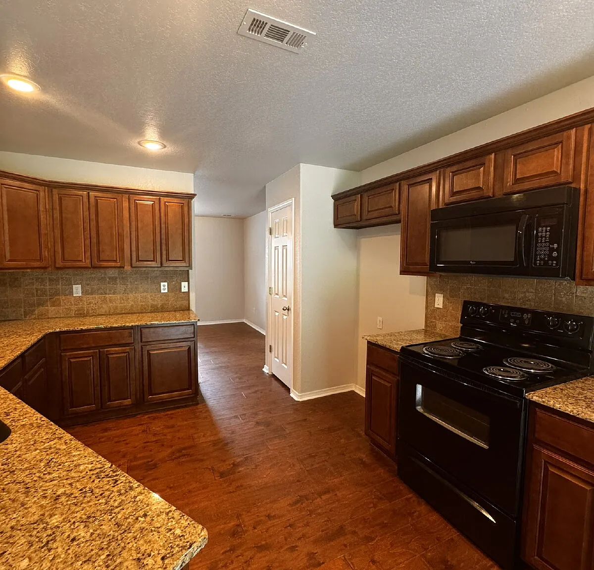 4 bed, 2.0 bath, 2204 sqft, $2,299 — Photo 3