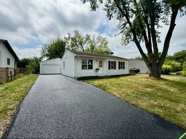 121 Hickory Dr, Streamwood, IL 60107