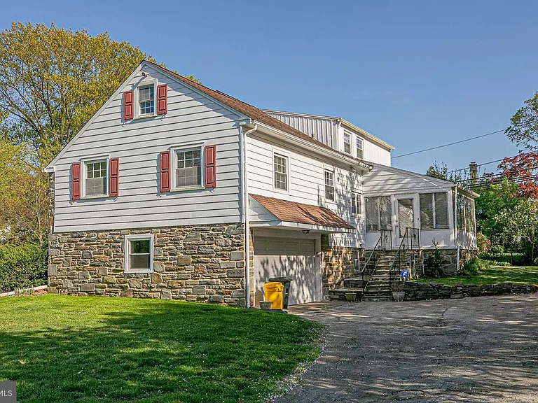 526 Williams Rd — Photo 2