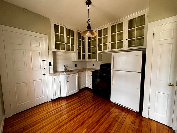 2nd image of 263 Pine St