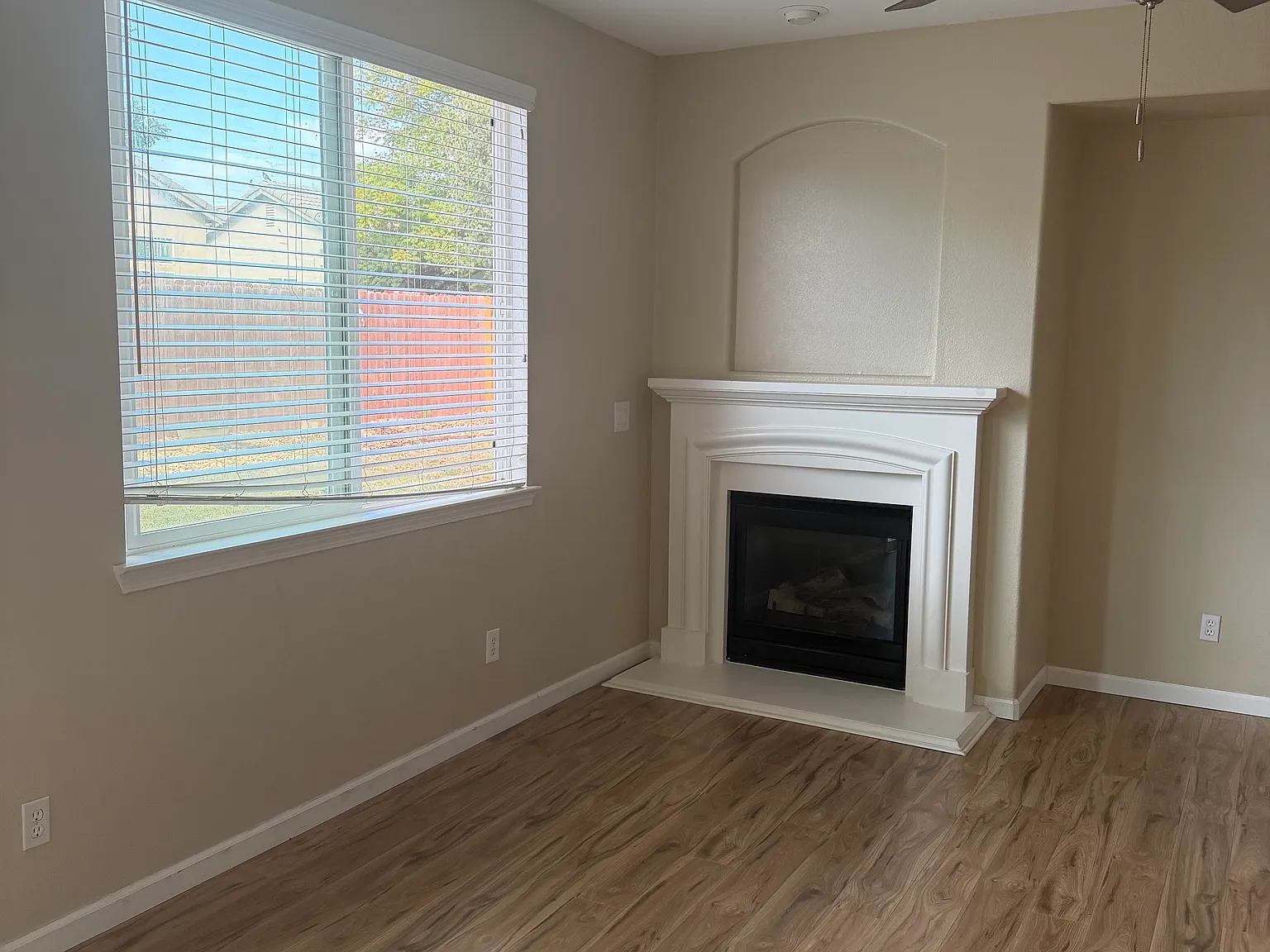3 bed, 1360 sqft, $2,400 — Photo 4