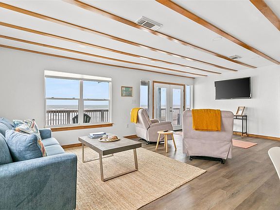 5th image of 902 Beach Dr