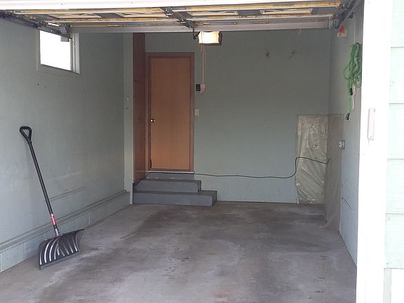 attached 1 car garage