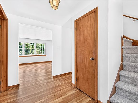 5th image of 1610 Hill St