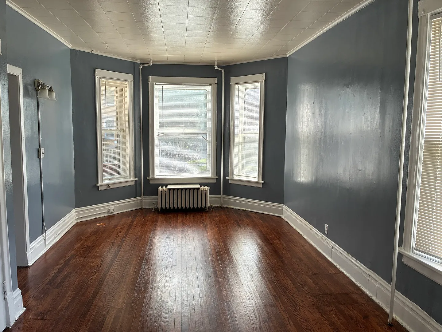 3 bed, 1.0 bath, 1200 sqft, $1,950 — Photo 2