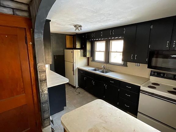 4th image of 996 Allentown Rd