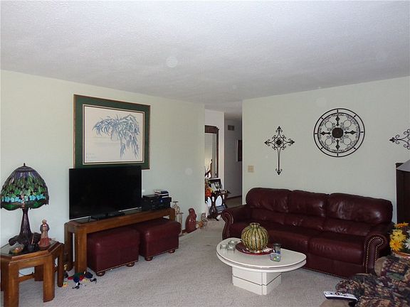 3rd image of 634 W Cheyenne Trl