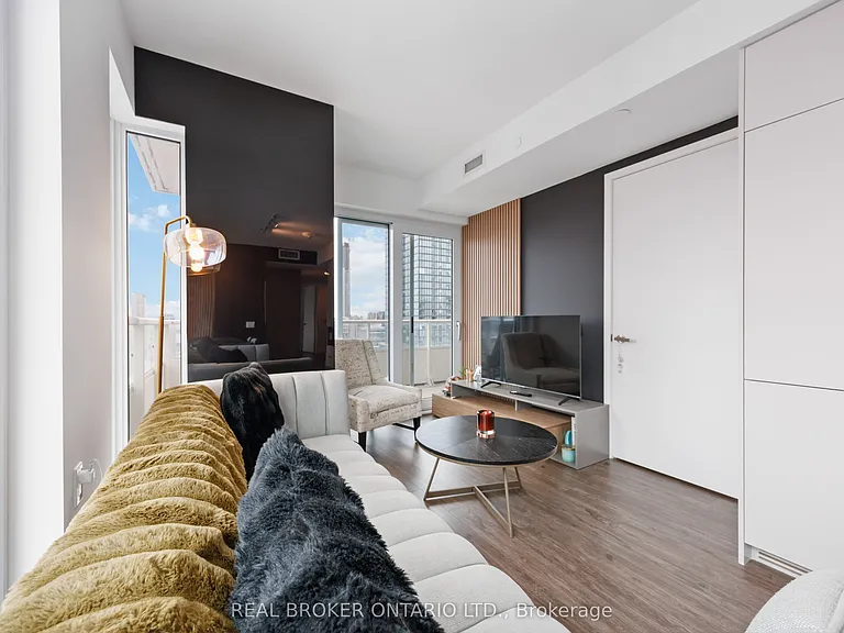 88 Queen St E — Photo 7