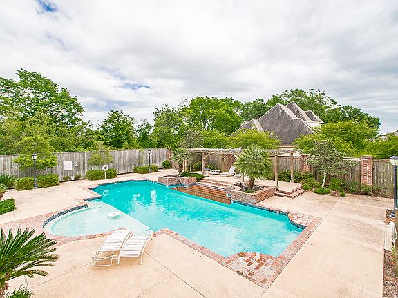 4th image of 18331 Fountain Hill Blvd