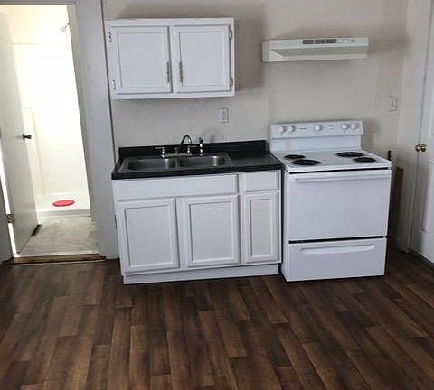 Kitchen with Fridge and Stove provided