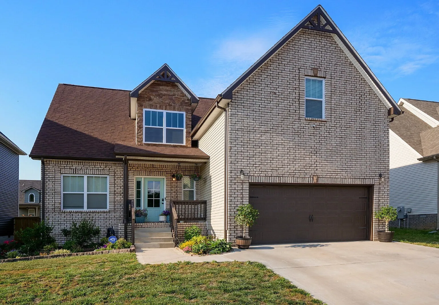 3 bed, 2.5 bath, 2131 sqft, $2,300 — Photo 1