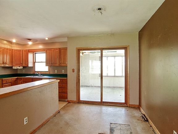3rd image of 215 Crestwood Dr