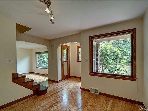 3rd image of 133 121st St E