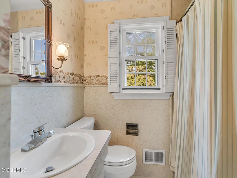 312 Salem Ave — Photo 8