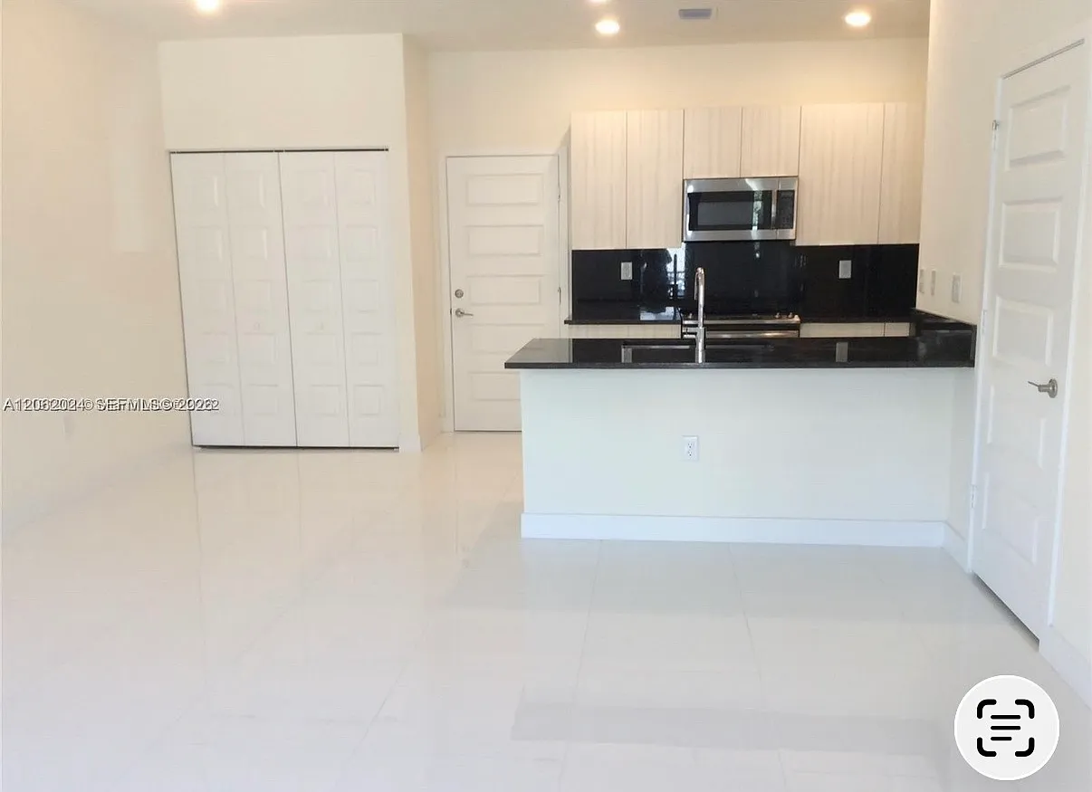 3 bed, 2.5 bath, 1424 sqft, $3,950 — Photo 3