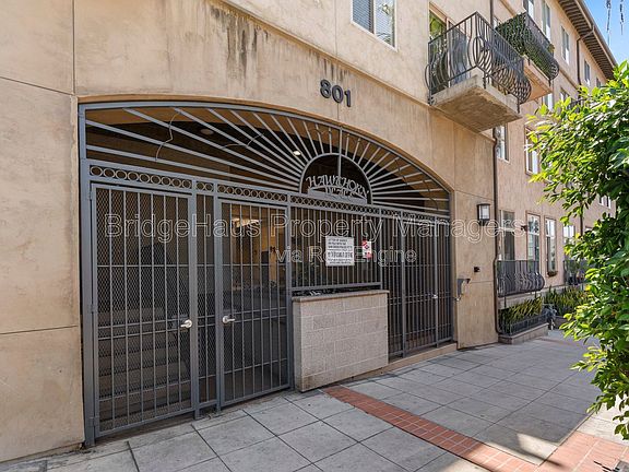 3rd image of 801 W Hawthorn St W #304
