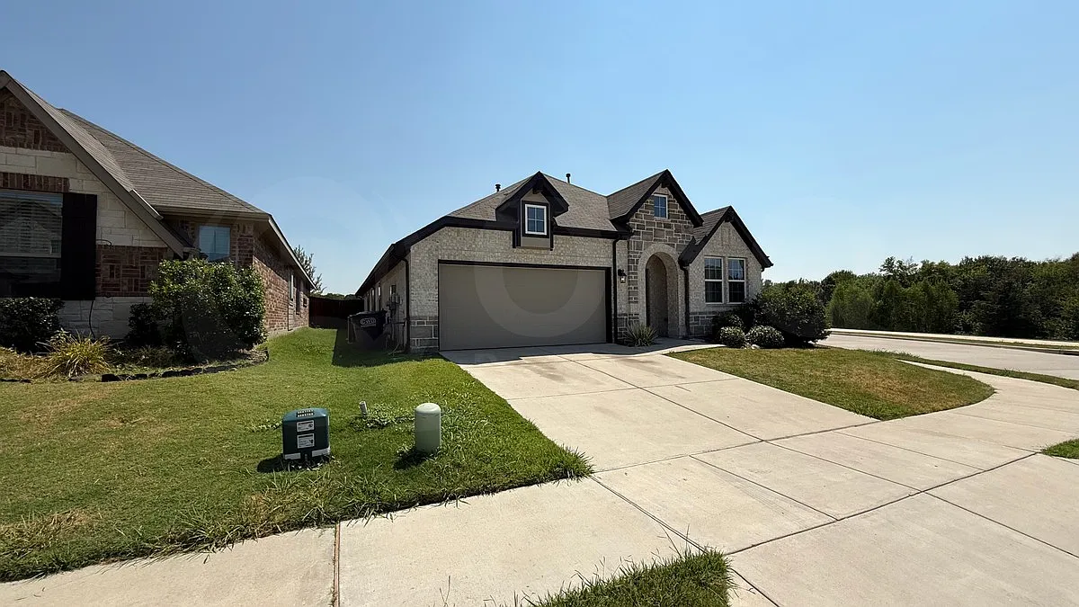 5 bed, 3.0 bath, 2419 sqft, $2,850 — Photo 3