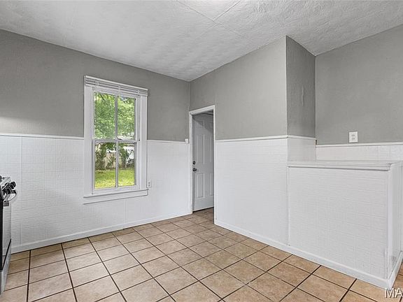 5th image of 7033 Julian Ave