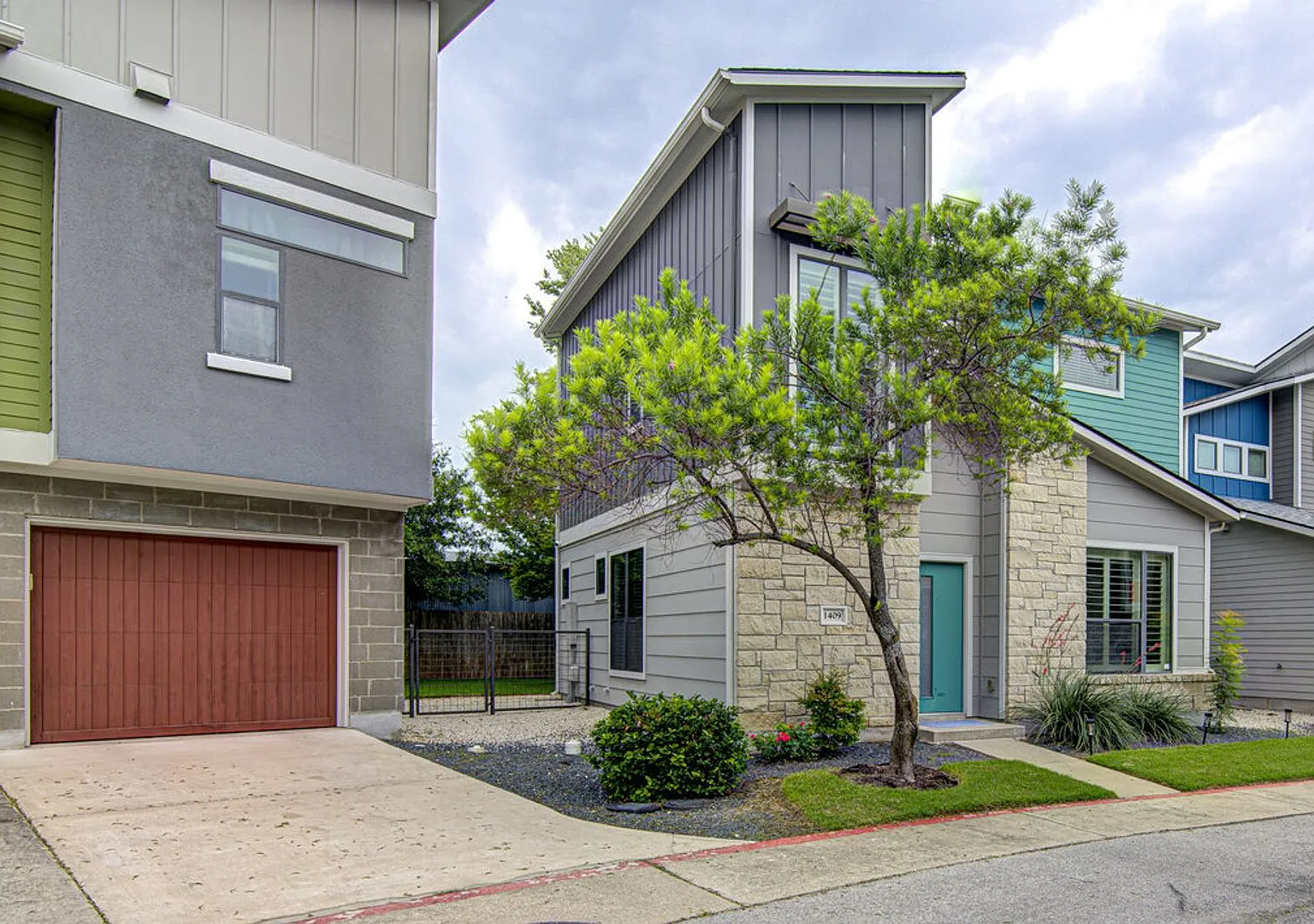 **Two Weeks Free Rent Spacious 3-Bedroom Home With Detached Garage & Hoa-Maintained Exterior — Photo 3