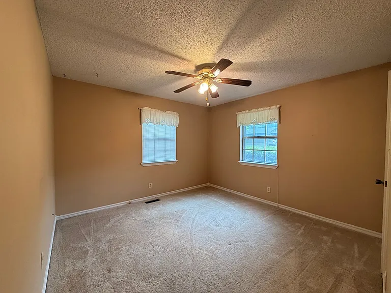 319 Tanglewood Dr — Photo 12